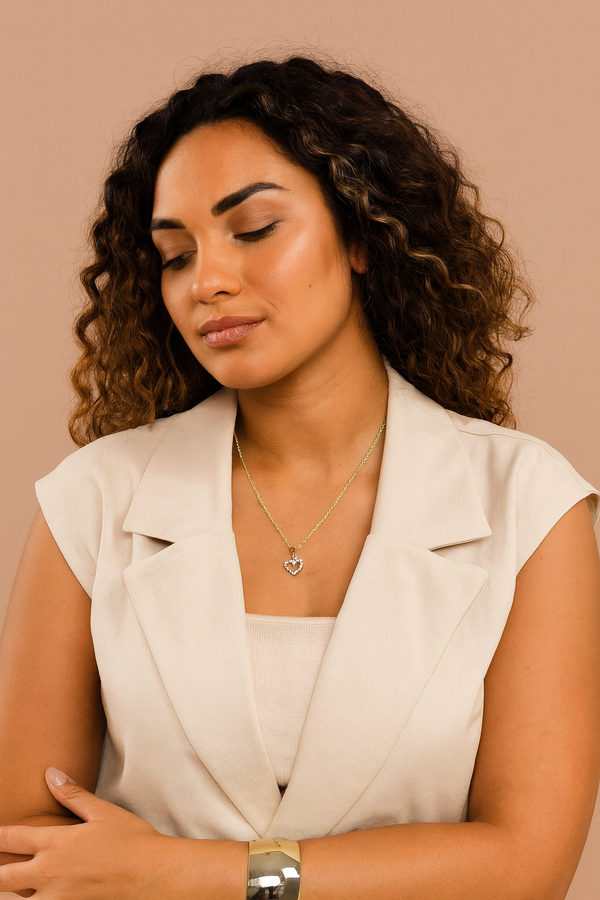 Colar Folheado Dourado com Pingente de Coração Cravejado – Semijoia Feminina